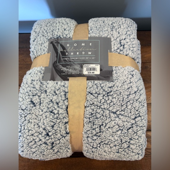 NWT Sherpa Throw in Navy Blue/White. Size 50”x60”. - Picture 5 of 5